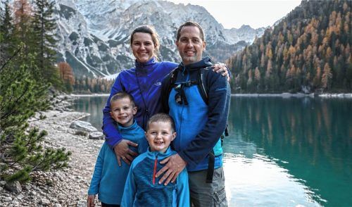 Jörg Gläser, seine Frau Selina und die beiden Kinder. privat