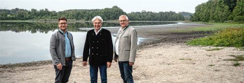 Johannes Thusbaß (Prutting), Alois Anetsberger (Vogtareuth) und Bernhard Summerer (Söchtenau), die drei Bürgermeister, am Rinssee, dessen größten Teil sie gemeinsam gekauft haben. Thomae