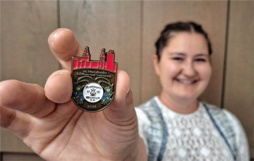 Josephine Hauschild plant seit November 2025 den Schützen- und Trachtenzug. 93 Gruppen sollen am morgigen Sonntag für ein farbenfrohes Spektakel sorgen. Auf dem eigens dafür gestalteten Pin wird die Musikkapelle Waidbruck besonders gewürdigt, die 30 Jahre lang ununterbrochen teilgenommen hat.Enzinger