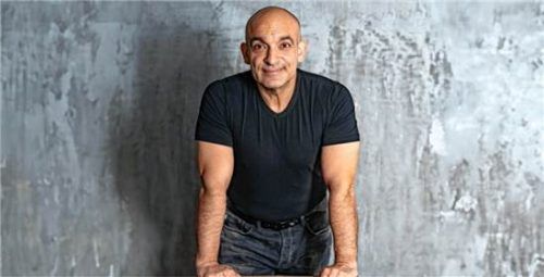 Kabarettist Django Asül kommt Ende des Monats ins Kulturforum Traunstein. re
