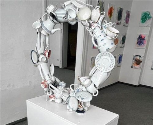 „Kaffeekränzchen“, eine Installation von Uli Schmid. Wolfgang Janeczka