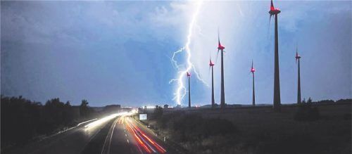Keine Angst im Gewitter: Im Auto droht auch bei Blitzschlag dank des Faradayschen Käfigs keine Gefahr. IMAGO