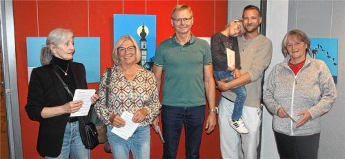 Keine leichte Entscheidung für die Jury: Die Preisträger aus über 200 Einsendungen: Regine Stauch, Irina Thunn, Bernhard Ruhland, Max Jünger, Martina Stephan. Martina Poll