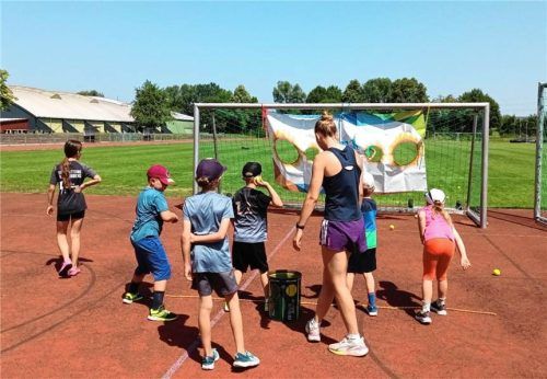 Kinder nehmen an einer Wurfdisziplin der Kinder-Olympiade teil. SVs