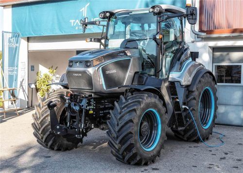 Kraftvoll, aber nahezu geräuschlos: Durch den bidirektional nutzbaren Akku mit einer Kapazität von 200 kWh kann der TADUS T16.20 als derzeit weltweit leistungsstärkster E-Traktor aus Serienfertigung sowohl für Arbeiten in der Land- und Forstwirtschaft wie auch als Pufferspeicher für das hofeigene Energiemanagement-System genutzt werden. Effner