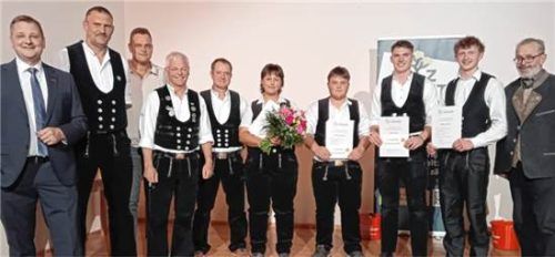 Kreishandwerksmeister Rainer Dachsberger und Obermeister Reinhard Obermeier (von links) bei der Ehrung der Innungssieger Stefanie Plendl, Thomas Anzenberger, Claudius Maier und Maximilian Huber. Alfons Maier