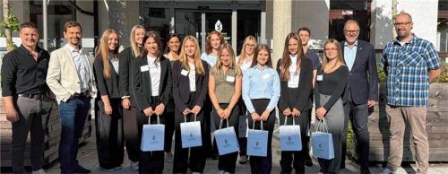 Landrat Andreas Danzer (Zweiter von rechts) begrüßt die neuen Auszubildenden des Landratsamtes Traunstein.  Landratsamt Traunstein