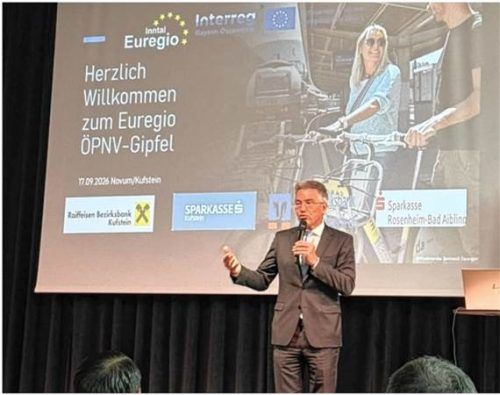 Landrat Otto Lederer motivierte auf dem ÖPNV-Gipfel in Kufstein dazu, Vernetzung weiterzudenken, etwa durch eine Ausweitung des Tiroler Klimatickets bis nach Rosenheim oder die Anerkennung von MVV-Tickets auf Tiroler Seite bis Wörgl. Hans Osterauer