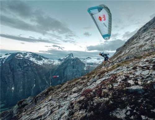 Laufen, abheben, weiterfliegen: Aaron Durogati während des Red-Bull-24-Stunden-Hike-and-Fly-Weltrekordversuchs am 8. Juni 2026 im norwegischen Øye. Daniele Molineris