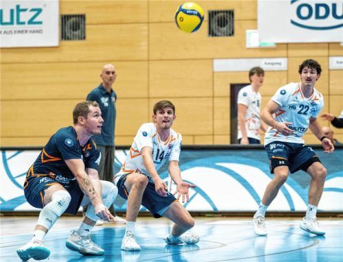Libero und zweifacher MVP Marcel Wysgalla (links) sorgte zusammen mit Kapitän Fabian Bartsch (Mitte) und Tom Schlösser (rechts) für eine stabile Annahme.Matthias Hergenhan