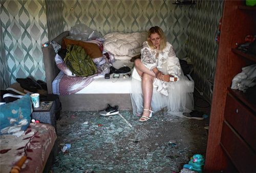 Liudmyla Ryzhak bereitet sich in ihrer beschädigten Wohnung auf ihre Hochzeit mit ihrem Verlobten Leonid Ryzhak vor. Am Vortag war es zu einem russischen Raketen- und Drohnenangriff gekommen. dpa