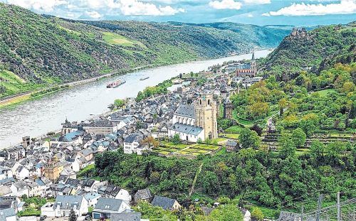 Mächtiger Flusslauf: Blick auf den Rhein und Oberwesel (gr. F.). Burgherr Marco Hecher (r.) und Waltraud Feuerpfeil (l.).