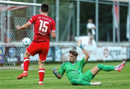 Malte Schorb erzielt hier das 1:0 für Traunstein.Weitz