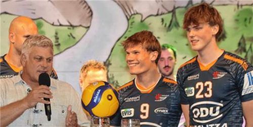 Marlon Ergun (9) und Fritz Ferchen (23) im Gespräch mit Sportdirektor Stephan Schinko bei der Teampräsentation. Josef Enzinger