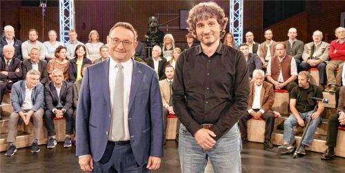 Matadore im Einklang: Ulrich Lange (links) und Ates Gürpinar (Die Linke) vor Beginn der Diskussionsrunde in Oberaudorf.