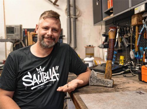 Maximilian Grundler in seiner Werkstatt in Frauenneuharting: Hier fertigt der „Meister der Äxte“ seine Handwerkskunst. Grundler