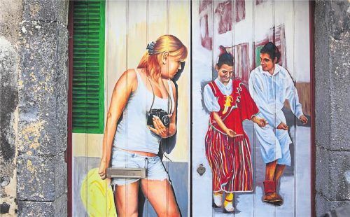 Meerjungfrauen (Bild r.) & Touristen auf Motivsuche: Türbilder in der Santa-Maria-Straße.