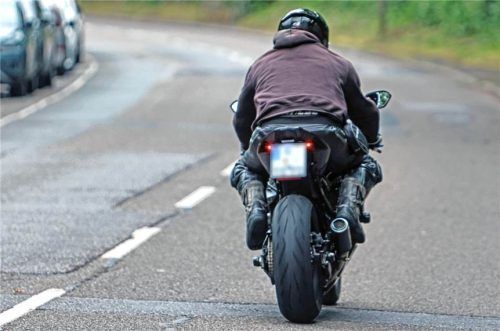 Mit 120 km/h bei erlaubten 60 wurde ein Biker (Symbolbild) am Sudelfeld erwischt. IMAGO/Czepluch