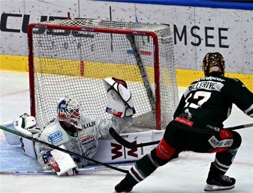 Mit dem Adlerauge: Bietigheims Goalie Felix Noack antizipiert den Querpass und fischt Bellerives Direktschuss aus der Luft.Hans-Jürgen Ziegler