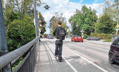 Mit dem E-Scooter auf Abwegen: Unterwegs auf dem Gehweg und der falschen Straßenseite.  Nitsch