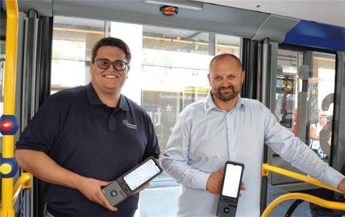 Mit dem Kontrollgerät in der Hand: Jean-Luc Rohner (links) und Nenad Martic kontrollieren zu zweit die Tickets der Fahrgäste im Rosenheimer Stadtbus.
