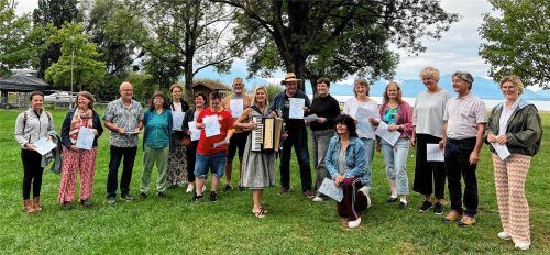 Mit Freude dabei: Jodelweltmeisterin Andrea Wittmann und die Teilnehmer des Jodelseminars in Seebruck. Kayser