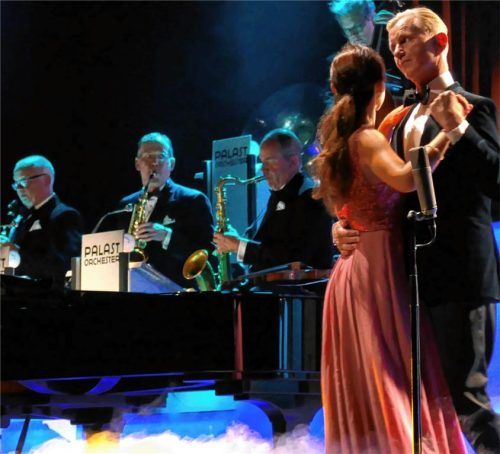 Mit seiner Orchestergeigerin tanzt Max Raabe in den Himmel hinein – der in diesem Fall die Pause war. Janka