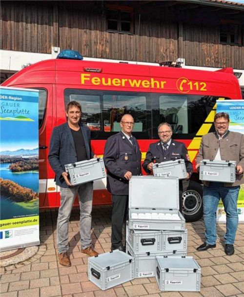 Mit Unterstützung des „Bürgerengagement LAG Chiemgauer Seenplatte“ hat die Feuerwehr Eggstätt verschließbare Transportboxen angeschafft. Bei der Übergabe am Feuerwehrhaus packten Herbert Strauch (Vorsitzender LAG Chiemgauer Seenplatte), Josef Höhn (Vorsitzender Feuerwehr Eggstätt), Hans-Jürgen Oeckel (Kommandant Eggstätt) und Eggstätts Bürgermeister Christoph Kraus (von links) zu. Julia Kraus