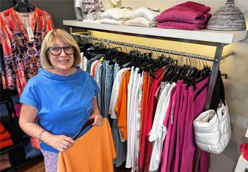„Mode am Berliner Platz“ in Waldkraiburg schließt Ende September. Claudia Klieber hört aus gesundheitlichen Gründen auf.  Klemm