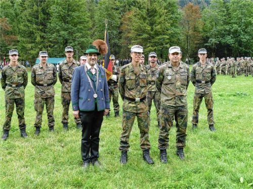 Nach dem Ablegen des Eides der Soldaten des Gebirgsjägerbataillons 232 gratulierten Bürgermeister Richard Graßl, von links, Kommandeur Oberstleutnant Marc Nolte aus Bischofswiesen und der stellvertretende Brigadekommandeur Oberst Dennis Jahn den Rekruten bei der Truppenfahne. Helmuth Wegscheider