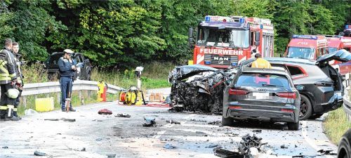 Nach dem Unfall auf der St2078 rückte ein Großaufgebot an Einsatzkräften aus. Markus Steinberger / EinsatzReport24