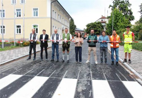 Nach der Vollsperrung im Bereich des Karolinenplatzes konnte die sanierte Ortsmitte nun wieder für den Verkehr freigegeben werden. Hans Kosek