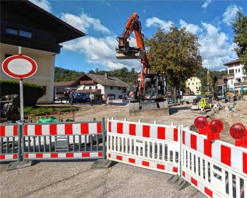 Noch sind die Sanierungsarbeiten im Kreuzungsbereich Bahnhofstraße/Kufsteiner Straße in vollem Gange.  Hoffmann