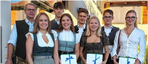 Nußdorfs Zweiter Bürgermeister Helmut Brunner (hinten, links) hat zehn Absolventen der Gemeinde Nußdorf für ihre Spitzenabschlüsse geehrt: (vorn, von links) Clara Moosbauer, Monika Oberauer, Magdalena Grandauer und Lisa Schweinsteiger sowie (hinten von links) Johannes Laar, Lorenz Rottmüller und Ludwig Bartl. Nicht auf dem Foto sind Verena Dettendorfer, Johanna Wirkner und Lucia Feigl. Gemeinde Nussdorf am Inn