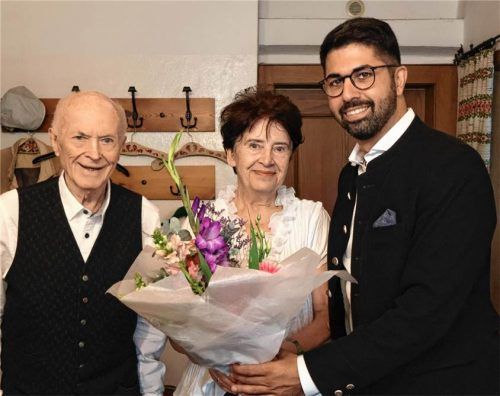 Oberbürgermeister Abuzar Erdogan nimmt sich viel Zeit für die Eheleute Luise und Otto Küblbeck zu ihrem 65. Hochzeitsjubiläum. Weindl