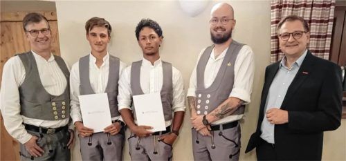 Obermeister Peter Heiß (von links) mit den Innungsbesten: Korbinian Kaduk und Bernhard Fliegl sowie Prüfungsvorsitzender Alexander Heiß und Kreishandwerksmeister Rainer Dachsberger. Alfons Maier