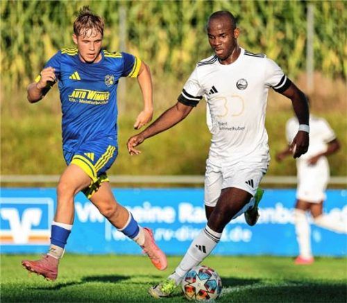 Onyedikachi Ekeh (rechts) und der FC Töging erwarten Dorfen zum Bezirksliga-Spitzenspiel.Butzhammer