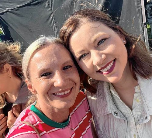 Organisatorin Dr. Bea Merscher (rechts) hatte Viktoria Zettel als Rednerin eingeladen. Merscher wurde durch einen Fernsehauftritt bekannt, bei dem sie sich mit Bundeskanzler Merz einen Schlagabtausch zur geplanten Reform des Gesundheitswesens lieferte.