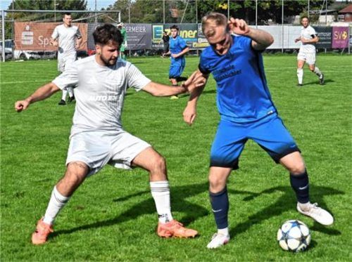 Ostermünchens Matthias Kirchberger (links) im Duell mit Großholzhausens Aktivcoach Max Mayerl.Franz Ruprecht