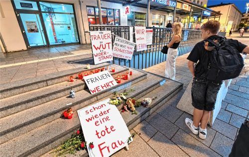 Passanten halten an der Treppe zum Rosenheimer Bahnhof inne. Am frühen Morgen des Sonntags (30. August) hatte dort ein Obdachloser eine Frau mit einem Messer tödlich verletzt. Weiser