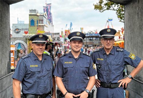 Polizeihauptkommissar Thomas Opetnik (links), Polizeikommissar Simon Weber (Mitte) und Polizeihauptkommissar Robert Maurer erinnern sich an spezielle Einsätze für die Rosenheimer Wiesnwache. Baumeister