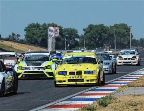 RGR-Pilot Andreas Rehwald im gelben brt BMW M3 E36 bei der Startaufstellung.brt automotive