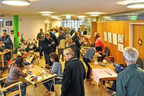 Richtig etwas los war immer, wenn das Repaircafé im Aufenthaltsraum des Thansauer Seniorenheims St. Anna zu Gast war. Das Bild aus dem Jahr 2016 zeigt es. Ab Samstag (19. September) geht es weiter. Thomae
