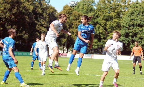 Rosenheims Leon Tutic (in weiß) und der Ismaninger Javin Bolte im Kopfballduell.Wolfgang Fehrmann