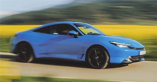 Scheinbar schnell: Honda hat den Prelude – hier lackiert in Racing Blue Pearl – wieder ins Programm genommen, bremst den Hybrid aber bei maximal 188 km/h ein. HONDA