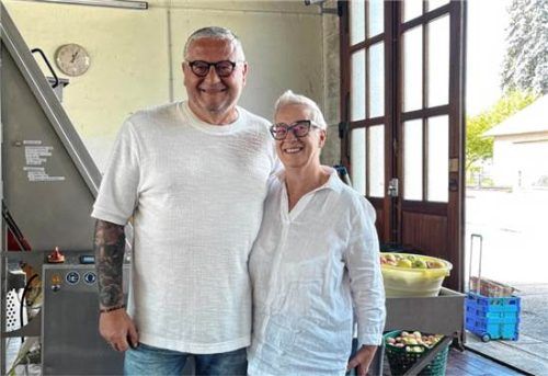 Schirmherr Emil Kirchmeier mit seiner Frau beim Obstpressen des Gartenbauvereins Waldkraiburg.Gartenbauverein