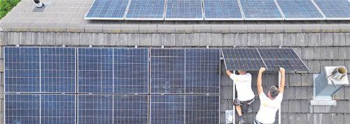 Schnell sein lohnt sich: Wer ohnehin vorhatte, eine PV-Anlage auf seinem Eigenheim zu installieren, kann sich bis zum Jahreswechsel noch günstigere Konditionen sichern. BERND WEISSBROD/DPA/DPA-TMN