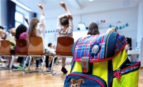 Schulkinder einer zweiten Klasse sitzen am ersten Schultag nach den Sommerferien in ihrer Klasse in einer Grundschule. dpa