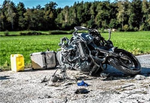 Schwerer Motorradunfall bei Chieming. Die Motorräder sind komplett ausgebrannt. 112 news/P.Sailer