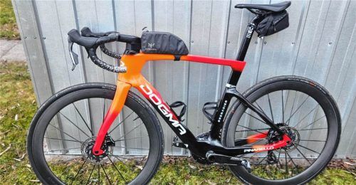 Sein Rennrad der Marke Pinarello Dogma F INEOS Grenadiers im Wert von etwa 12.000 Euro hat ein Innsbrucker aus Einzelteilen zusammengebaut. Privat
